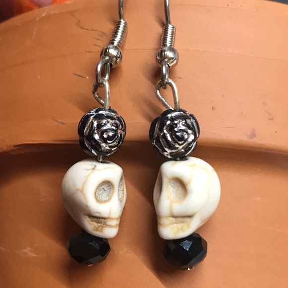 Skulls dangle earrings handmade MunandMe costumes - Picture 2 of 6
